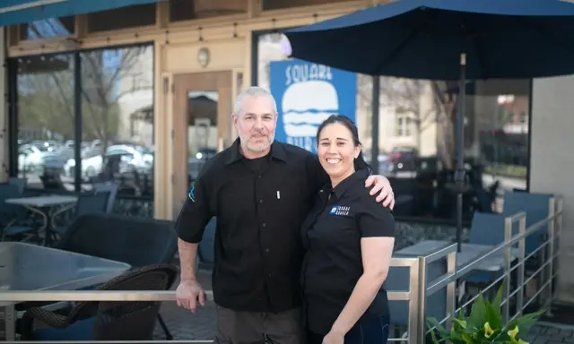 Square Burger - Man and woman owners in front of restaurant