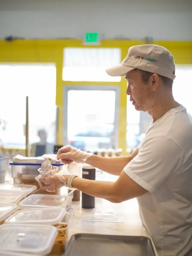 Miruku - adding toppings to ice cream